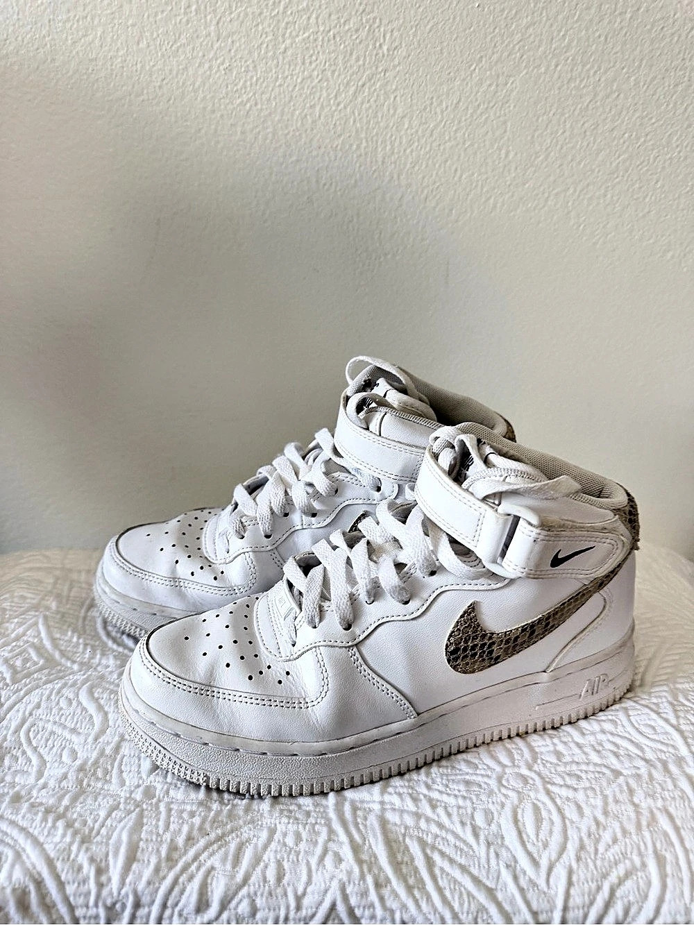 Nike Air Force 1 ’07 Mid Snakeskin Swoosh Women’s 7 White DD9625-101